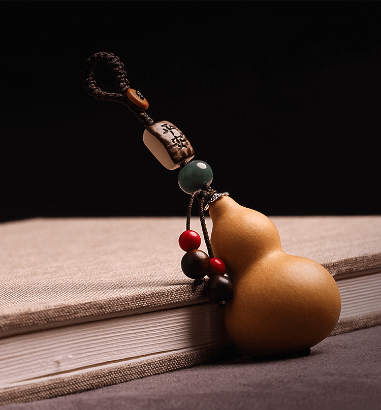 Natural old gourd Fengshui car keychain pendant pendant men and women safe lucky charm creative bag pendant