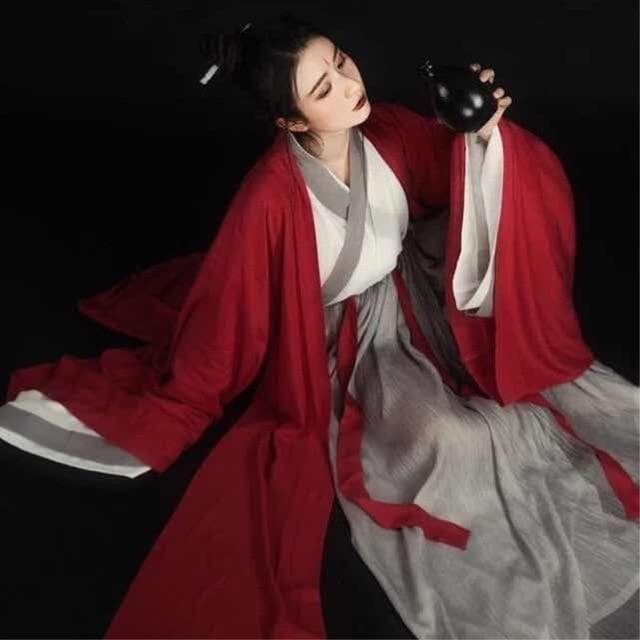 A very temperamental Chinese traditional cultural costume female Hanfu, it looks noble and elegant like a fairy. Tryst Hanfus is the best Hanfu brand in China, a model of modern Hanfu. Enjoy the temptation of uniforms brought by fairy skirts. Give a Hanfu costume. Gift for your girlfriend, hanfu dress